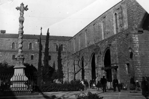 Detall de la creu del pati de l'antic Hospital de la Santa Creu, a principis del segle XX