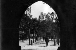 Entrada al pati de l'Antic Hospital de la Santa Creu, al principi del segle XX.